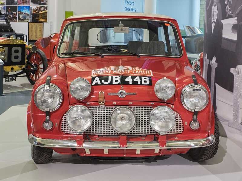 Mini_Cooper_S_1964_(AJB_44B)_-_2016.jpg