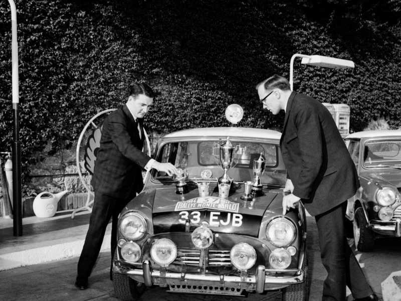 P90141927-paddy-hopkirk-henry-liddon-in-the-mini-cooper-at-the-rallye-monte-carl.jpg