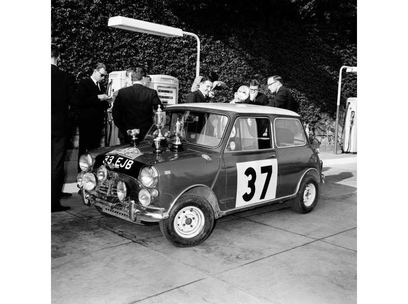 P90141926-paddy-hopkirk-henry-liddon-in-the-mini-cooper-at-the-rallye-monte-carl.jpg